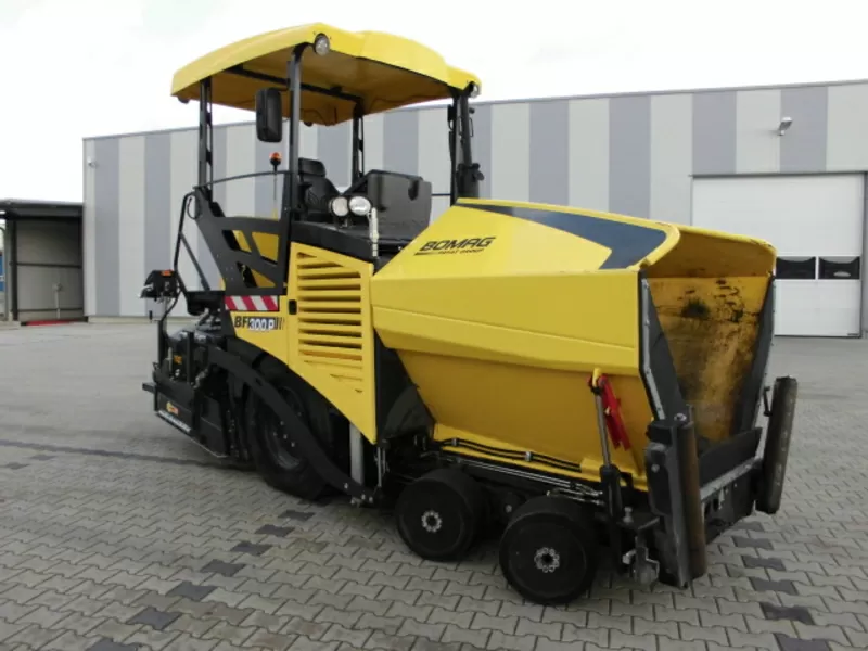 Bomag BF300P-асфальтоукладчик